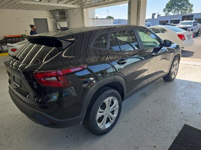Pre-Owned 2025 Chevrolet Trax LS - photo - 5