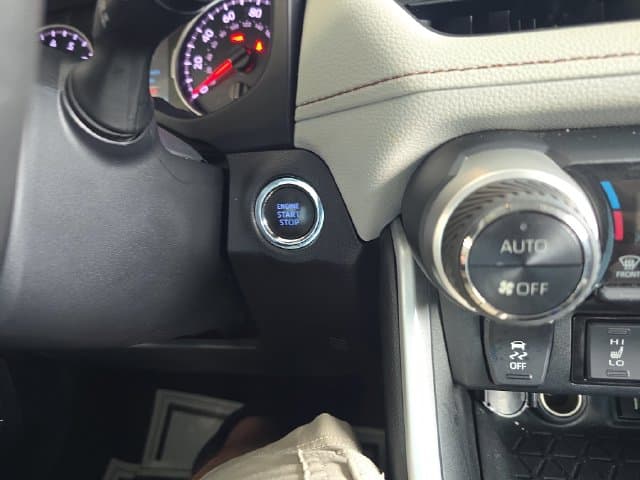 Pre-Owned 2021 Toyota RAV4 XLE - photo - 21