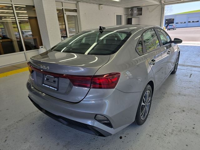 Pre-Owned 2024 Kia Forte LXS - photo - 4