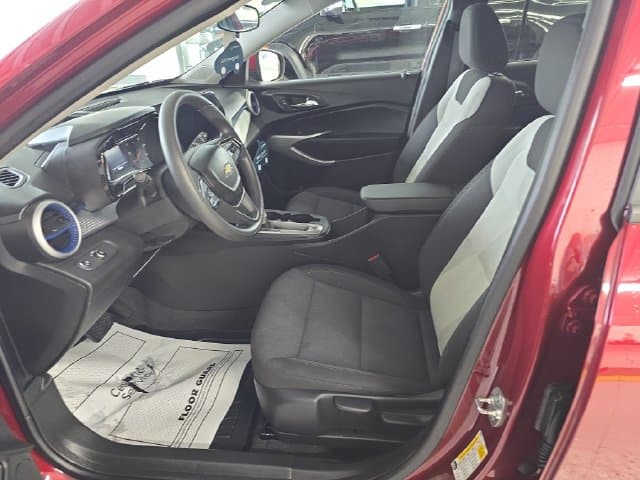 Pre-Owned 2024 Chevrolet Trax LS - photo - 12