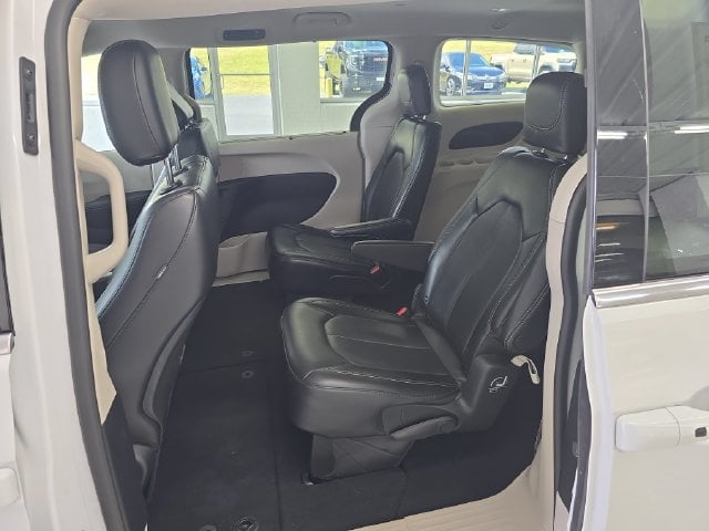 Pre-Owned 2024 Chrysler Pacifica Touring L - photo - 9