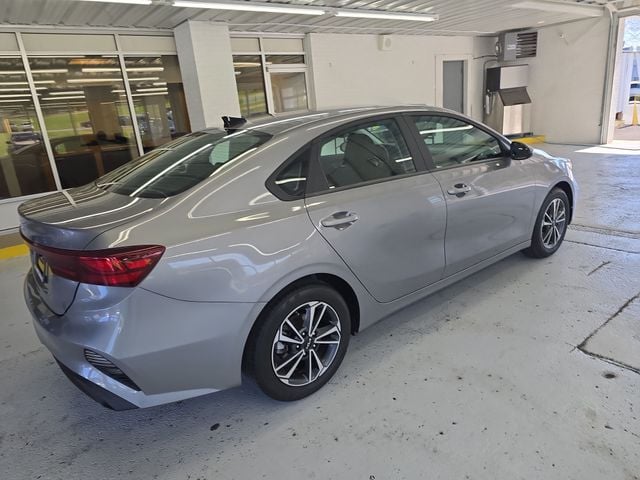 Pre-Owned 2024 Kia Forte LXS - photo - 5