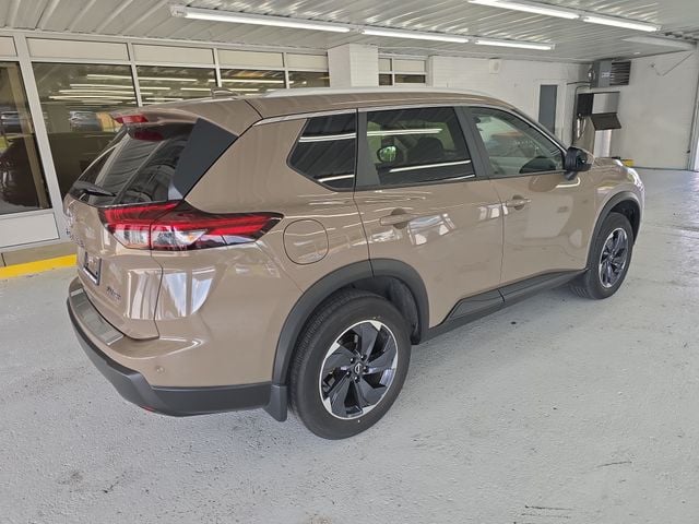 Pre-Owned 2024 Nissan Rogue SV - photo - 5