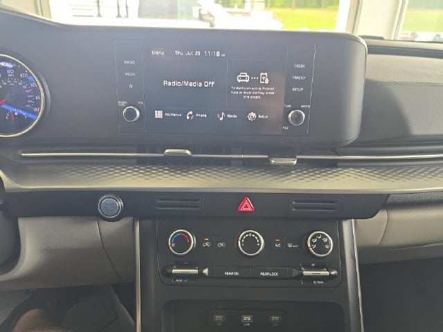 Pre-Owned 2024 Kia Carnival LX - photo - 14