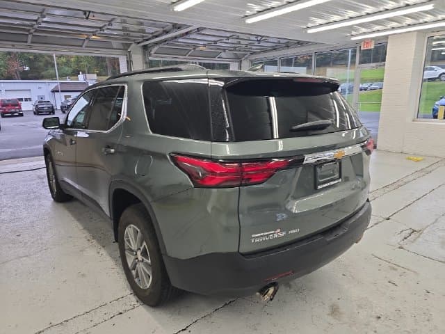 Pre-Owned 2023 Chevrolet Traverse LT - photo - 2