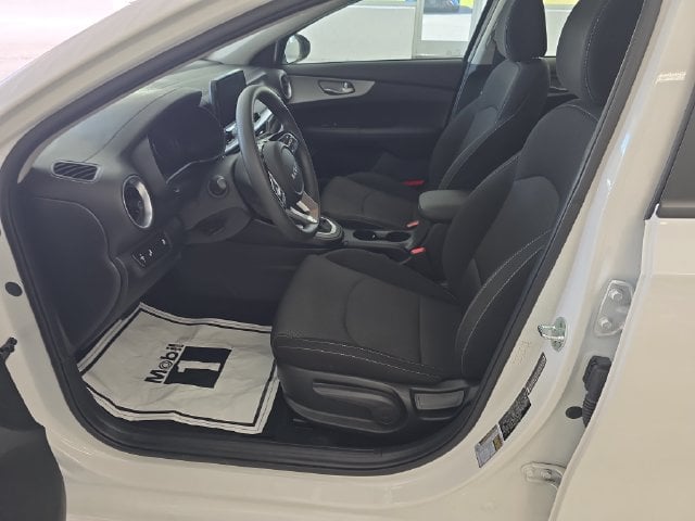 Pre-Owned 2023 Kia Forte LXS - photo - 12