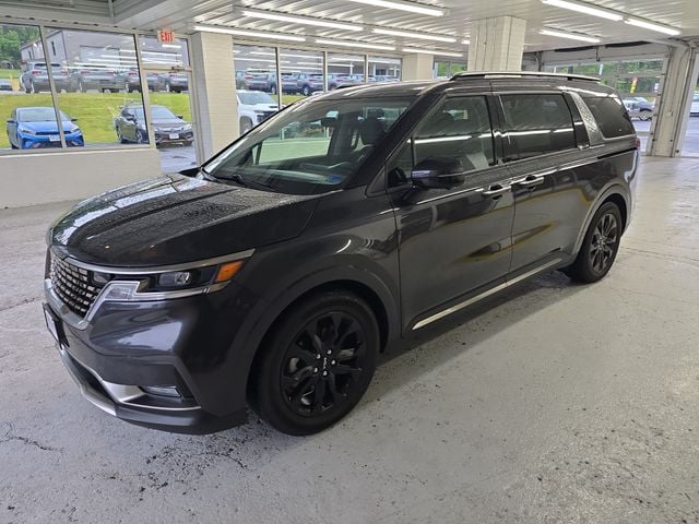 Pre-Owned 2023 Kia Carnival SX - photo - 1
