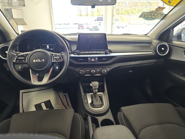 Pre-Owned 2024 Kia Forte LXS - photo - 10