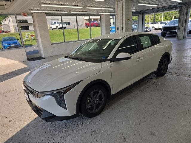 Pre-Owned 2025 Kia K4 LXS - photo - 1