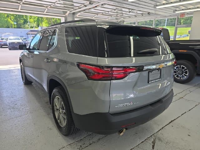 Pre-Owned 2023 Chevrolet Traverse LT - photo - 2