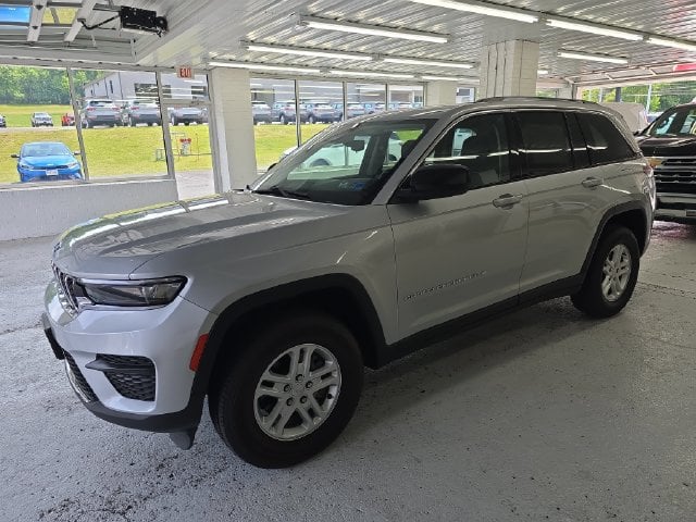 Pre-Owned 2023 Jeep Grand Cherokee Laredo - photo - 1