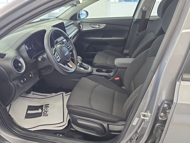 Pre-Owned 2024 Kia Forte LXS - photo - 12