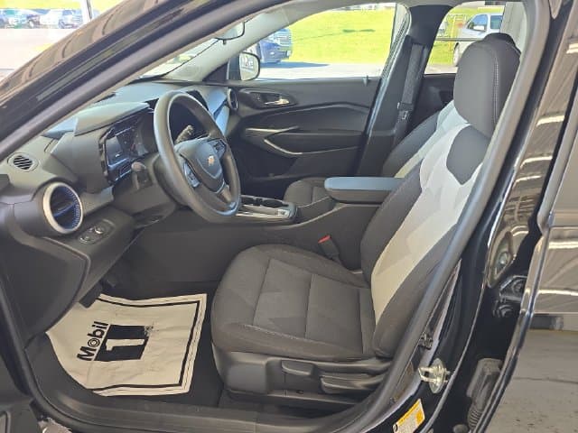 Pre-Owned 2025 Chevrolet Trax LS - photo - 12