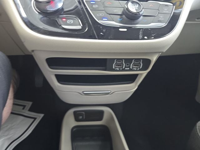Pre-Owned 2023 Chrysler Voyager LX - photo - 19