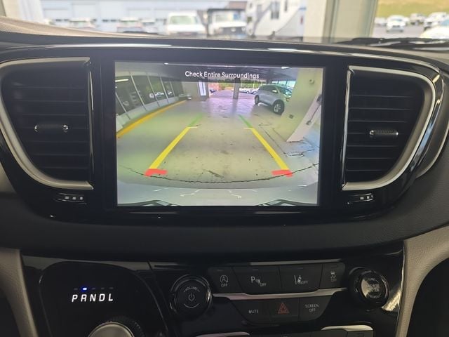 Pre-Owned 2024 Chrysler Pacifica Touring L - photo - 15