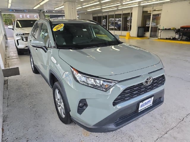 Pre-Owned 2021 Toyota RAV4 XLE - photo - 6