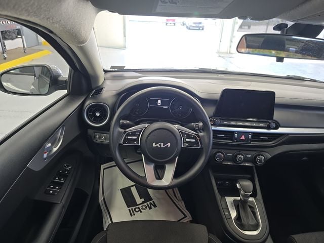 Pre-Owned 2024 Kia Forte LXS - photo - 11