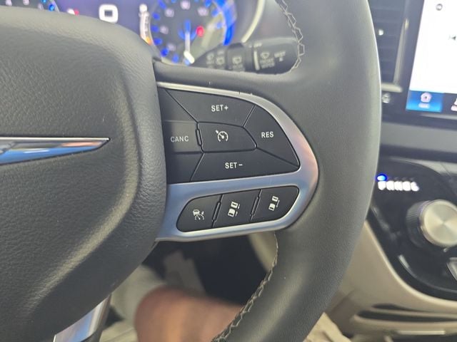 Pre-Owned 2024 Chrysler Pacifica Touring L - photo - 17
