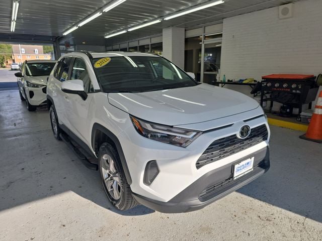 Pre-Owned 2022 Toyota RAV4 XLE - photo - 6