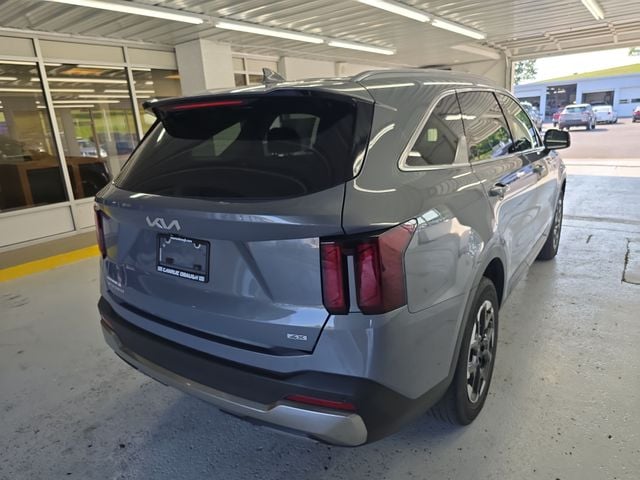 Pre-Owned 2024 Kia Sorento S - photo - 4