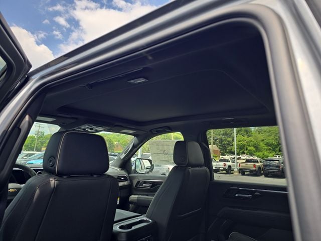 New 2026 Chevrolet Suburban Premier - photo - 12