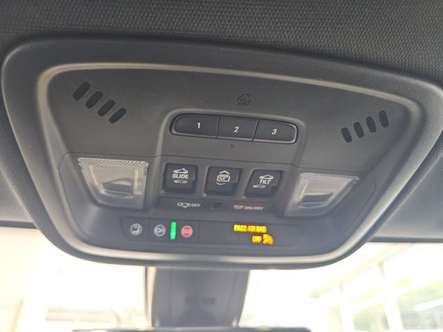 Pre-Owned 2023 Chevrolet Traverse LT Leather - photo - 25