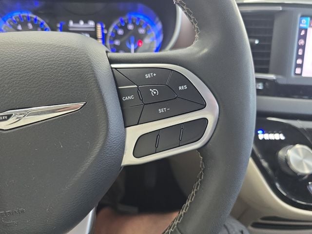 Pre-Owned 2023 Chrysler Voyager LX - photo - 16