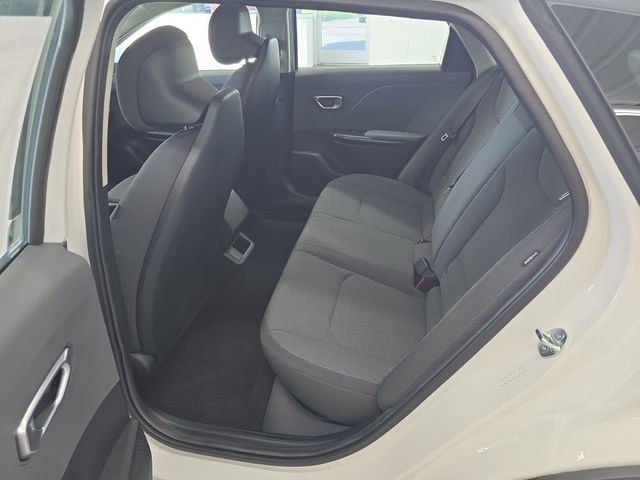Pre-Owned 2025 Kia K4 LXS - photo - 9