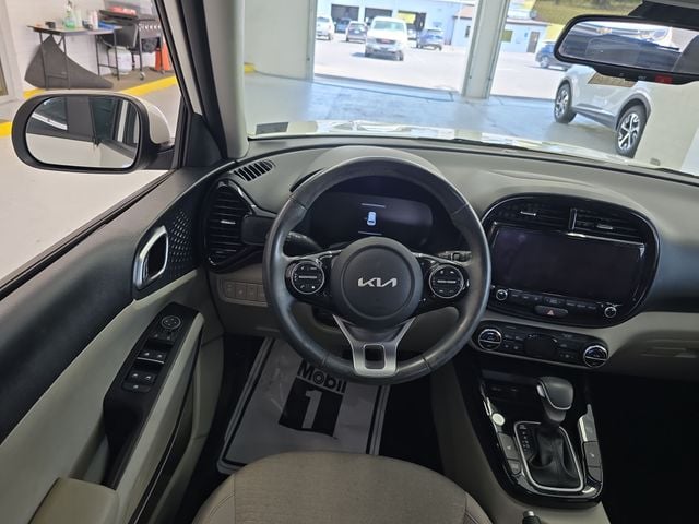 Pre-Owned 2024 Kia Soul EX - photo - 11