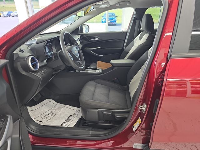 Pre-Owned 2025 Chevrolet Trax LS - photo - 12