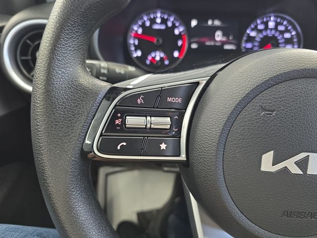 Pre-Owned 2024 Kia Forte LXS - photo - 18