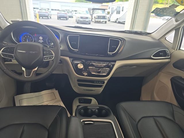 Pre-Owned 2024 Chrysler Pacifica Touring L - photo - 10
