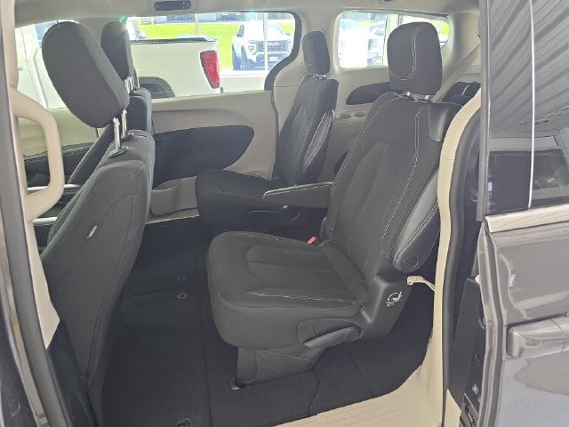 Pre-Owned 2023 Chrysler Voyager LX - photo - 9