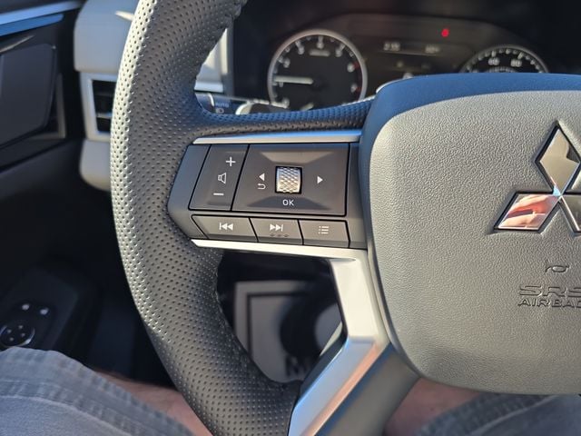 Pre-Owned 2025 Mitsubishi Outlander SE - photo - 17