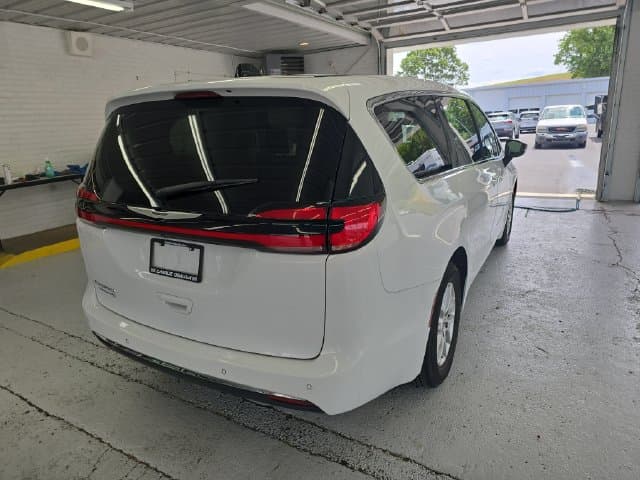 Pre-Owned 2024 Chrysler Pacifica Touring L - photo - 4