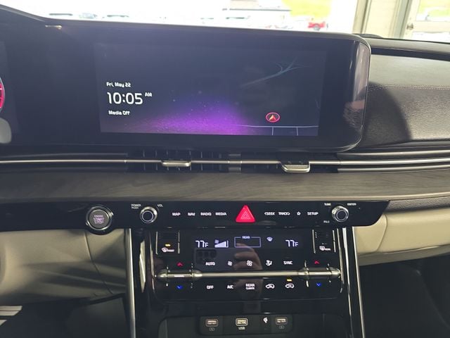Pre-Owned 2023 Kia Carnival SX - photo - 14