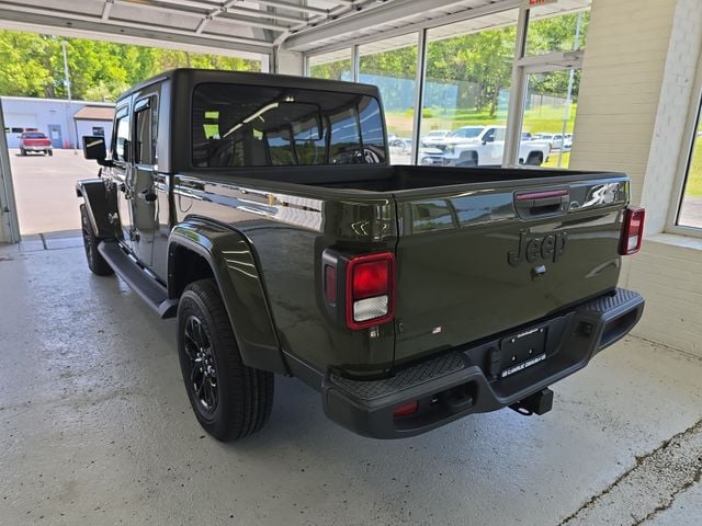 Pre-Owned 2022 Jeep Gladiator Sport - photo - 2