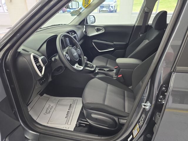 Pre-Owned 2025 Kia Soul LX - photo - 12
