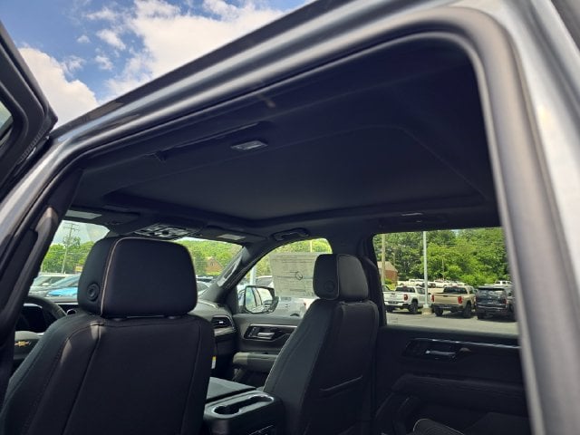 New 2026 Chevrolet Suburban Premier - photo - 12