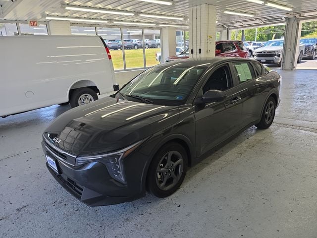 Pre-Owned 2025 Kia K4 LXS - photo - 1