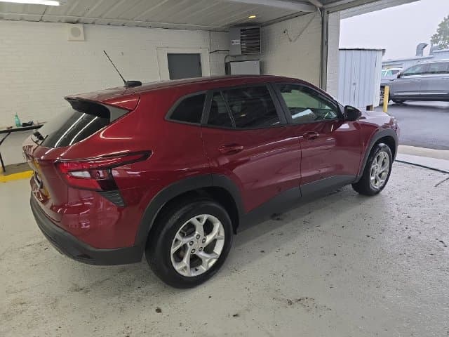 Pre-Owned 2024 Chevrolet Trax LS - photo - 5