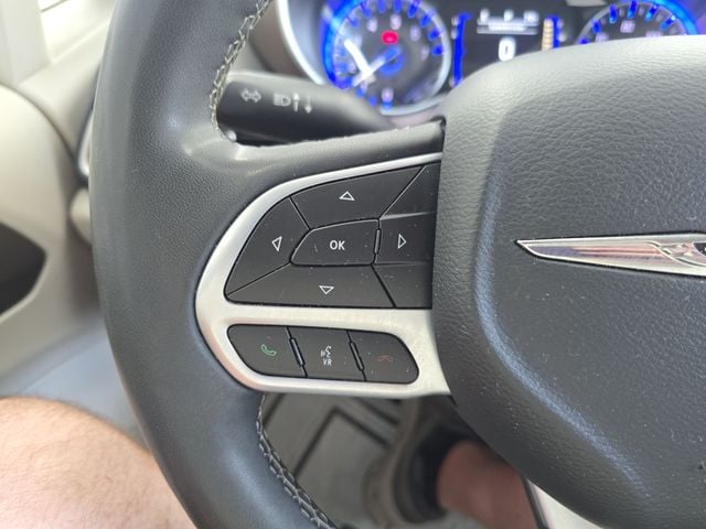 Pre-Owned 2023 Chrysler Voyager LX - photo - 17