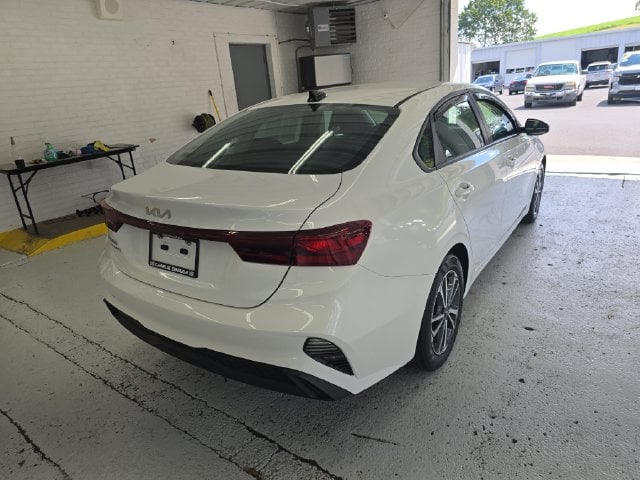 Pre-Owned 2023 Kia Forte LXS - photo - 4
