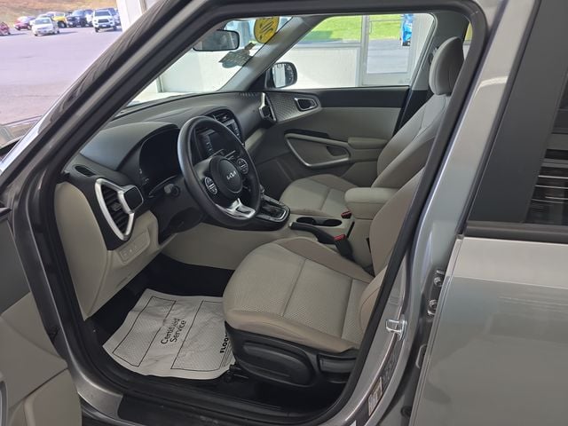 Pre-Owned 2024 Kia Soul LX - photo - 12