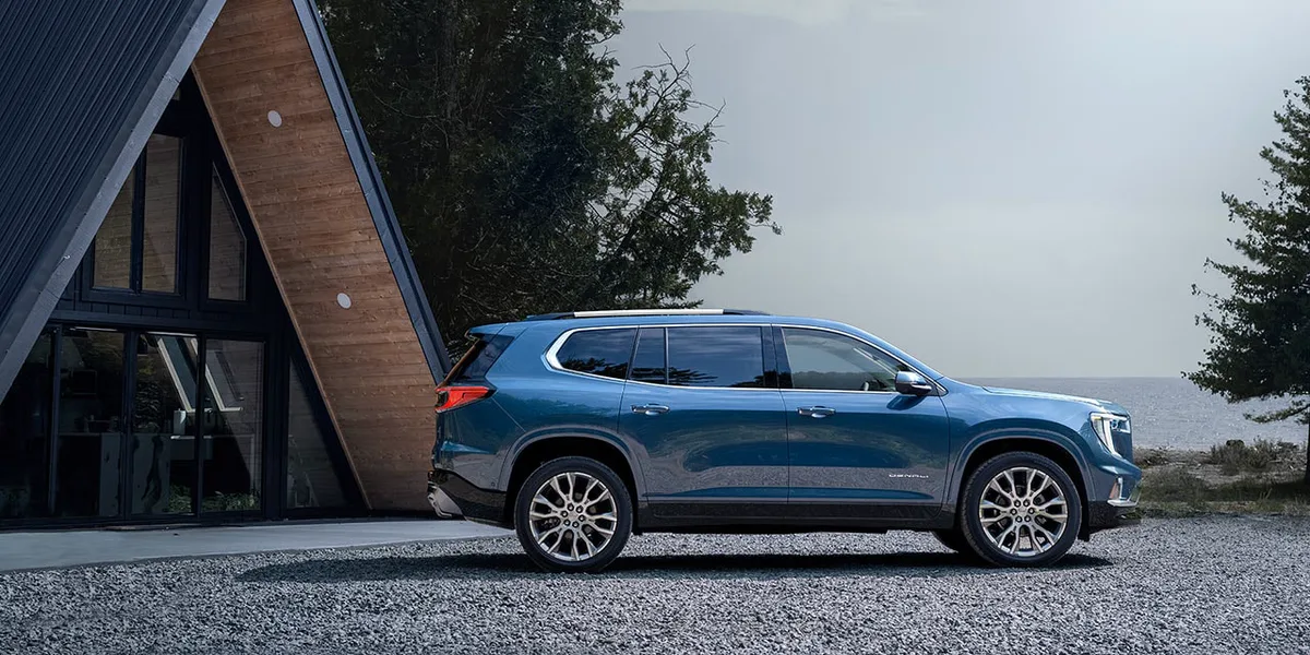 Profile View of the 2026 GMC Acadia Mid-Size SUV